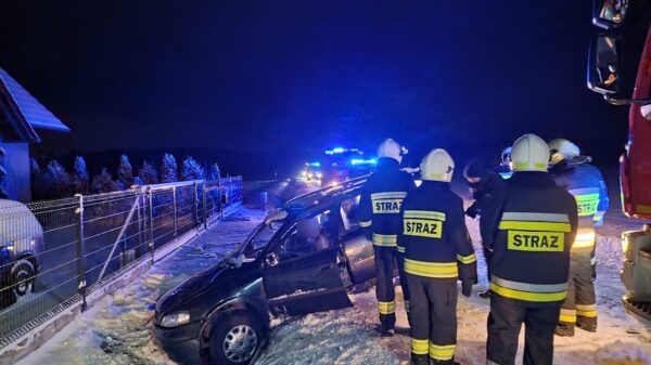 Kierowca pługu zadzwonił na nr alarmowy 112, że w rowie leży auto, w którym są osoby bez oznak życia.