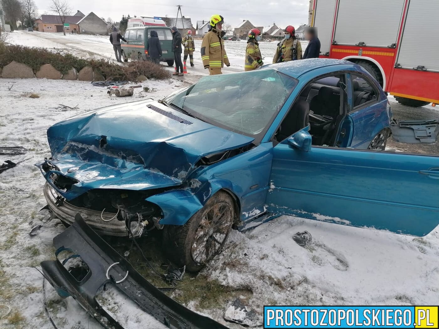 Dachowanie bmw w miejscowości Kórnica(powiat Krapkowicki).Kierowca z obrażeniami ciała został zabrany do szpitala.