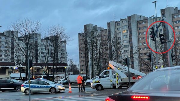 Zerwany sygnalizator świetlny na skrzyżowaniu w Opolu.(Zdjęcia&Wideo)