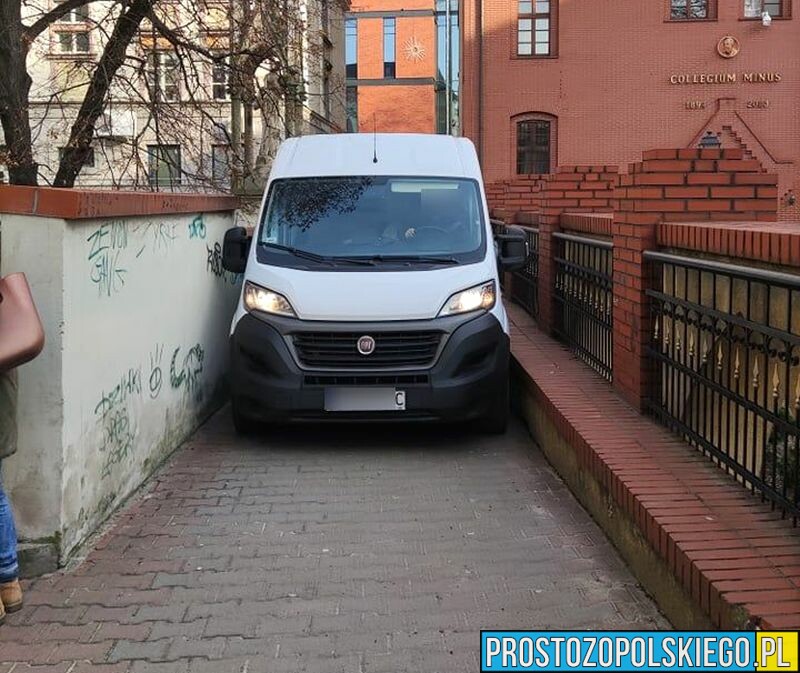 Kierowca dostawczego fiata ducato tymczasowo zatarasował chodnik w okolicy Zamku.(Zdjęcia)