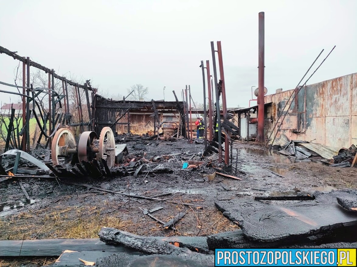 Pożar hali magazynowej w Prószkowie. Na miejscu 13 zastępów straży.(Zdjęcia)