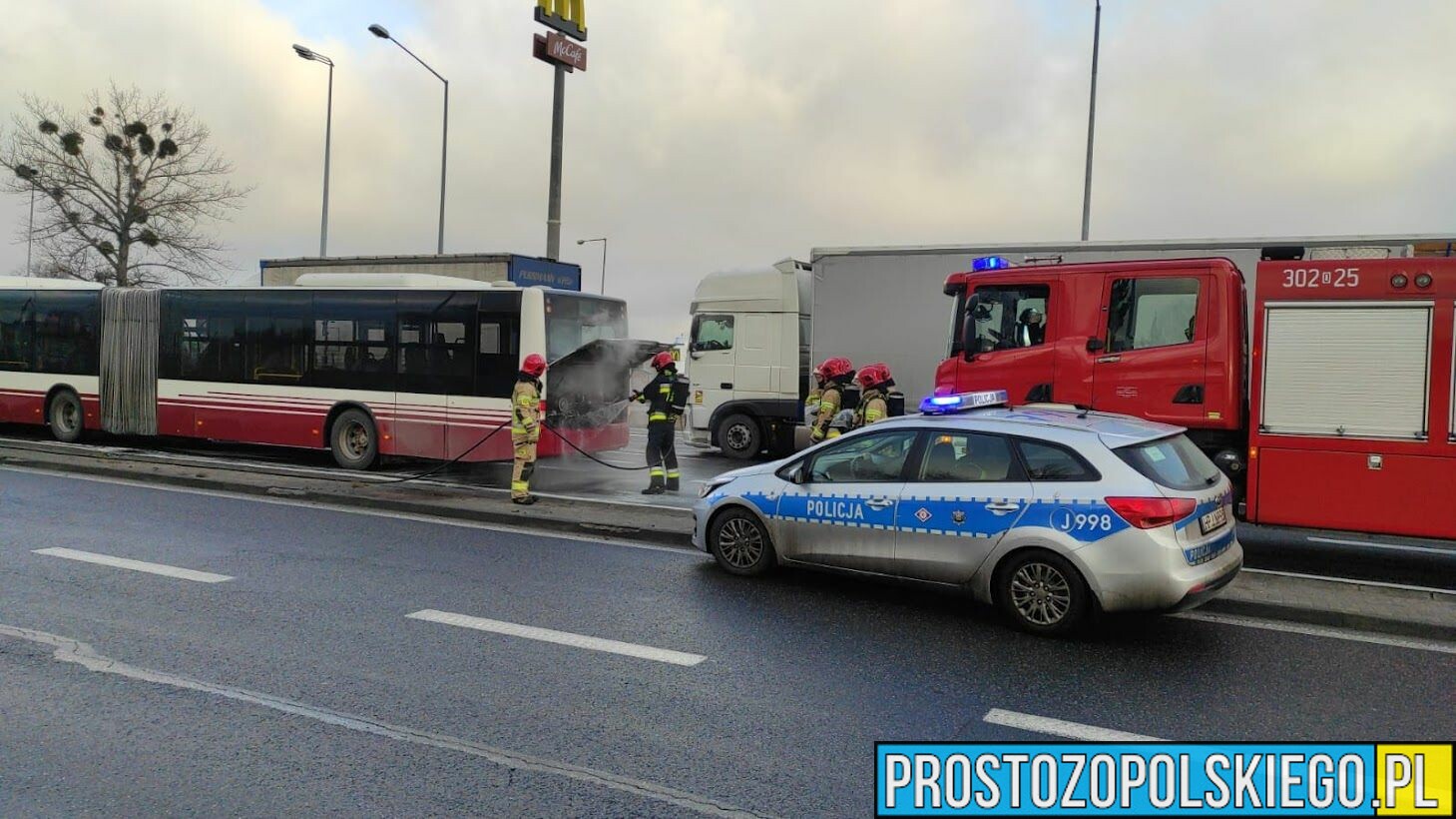 Pożar autobusu MZK na obwodnicy Opola koło stacji benzynowej.(Wideo)