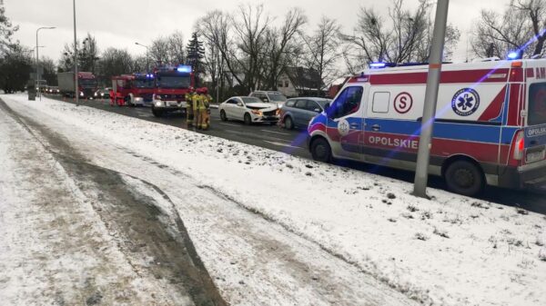 Zderzenie trzech samochodów na ul.Ozimskiej w Opolu. Jedna osoba zabrana do szpitala(Zdjęcia)