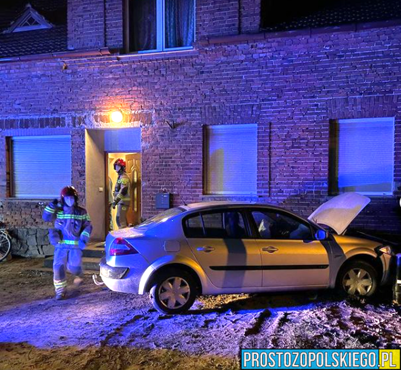 Kierujący autem wjechał w budynek mieszkalny w miejscowości Chocianowice.(Zdjęcia)