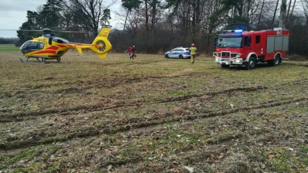 Wypadek w miejscowości Dziewkowice na pilarza spadło drzewo. Na miejscu lądował LPR.(Zdjęcia)