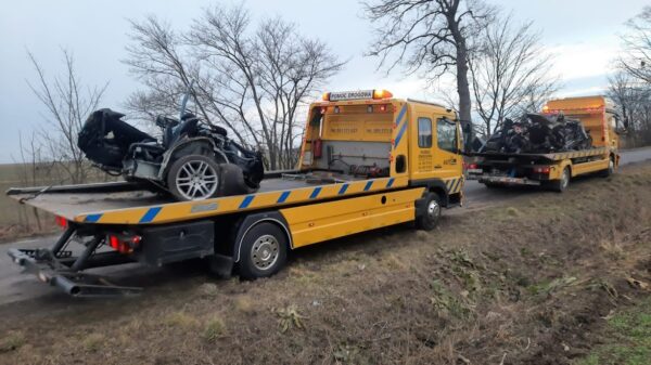 Mercedes rozpadł się na dwie części. Groźny wypadek z nietrzeźwym kierującym pod Uszycami.