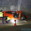 Policjanci ustalają kto prowadził auto, które wjechało w wiadukt kolejowy w Opolu. Kobieta został zabrana do szpitala ,a mężczyzna na komendę policji.(Wideo)