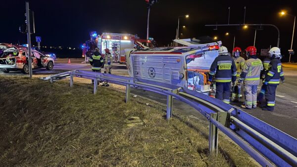 Zderzenie karetki Pogotowia Ratunkowego z pojazdem Straży Pożarnej w Opolu.(wideo&Zdjęcia)