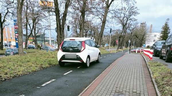 Kierowca toyoty chyba pomylił auto z rowerem. Jak widać wszystko zależy od punktu siedzenia.