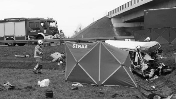 Bus uderzył w przepust na autostradzie A4.Na miejscu lądował LPR. Trzy osoby nie żyją.(Zdjęcia)