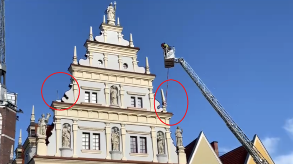 Interwencja nyskich strażaków na rynku. Obelisk znajdujący się na dachu zagrażał przechodniom. (Zdjęcia & wideo)