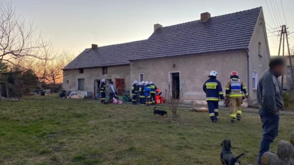 Pożar w domku jednorodzinnym. Poparzony mężczyzna zabrany do szpitala. Na miejscu 5 zastępów straży.(Zdjęcia)