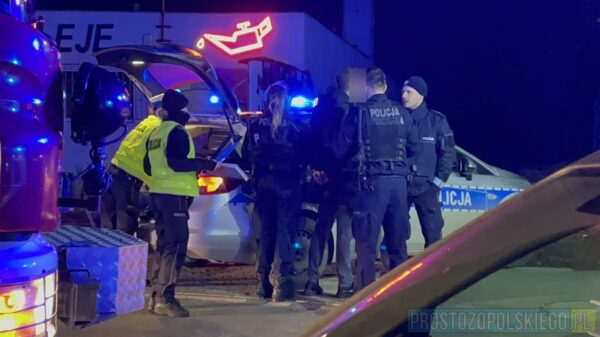 Policjanci ustalają kto prowadził auto, które wjechało w wiadukt kolejowy w Opolu. Kobieta został zabrana do szpitala ,a mężczyzna na komendę policji.