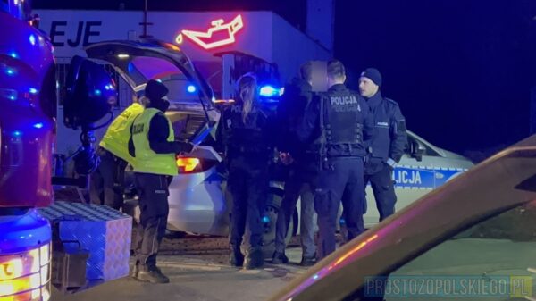 Policjanci ustalają kto prowadził auto, które wjechało w wiadukt kolejowy w Opolu. Kobieta został zabrana do szpitala ,a mężczyzna na komendę policji.