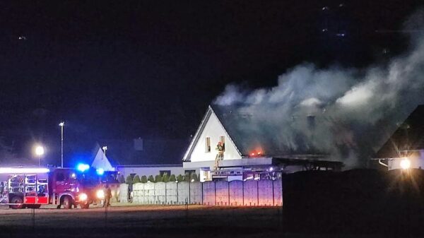 Pożar komina i elewacji szybko przeniósł się na dach . W akcji w miejscowości Świerczów brało udział 10 jednostek straży (Zdjęcia)