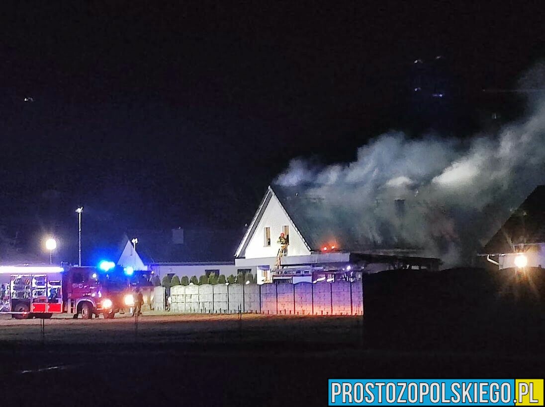 Pożar komina i elewacji szybko przeniósł się na dach . W akcji w miejscowości Świerczów brało udział 10 jednostek straży (Zdjęcia)