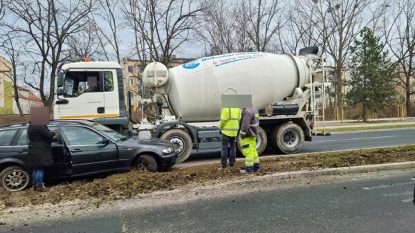 Betoniarka wjechał w osobowe bmw w Opolu.(Zdjęcia)