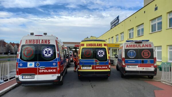 12 karetek z całego województwa na podjeździe w szpitalu w Opolu. Stoją po kilka godzin.(Wideo)