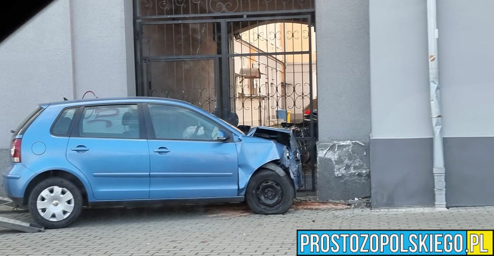 Kierująca autem 46-latka pomyliła hamulec z gazem i wjechała w budynek w Kędzierzynie Koźlu.