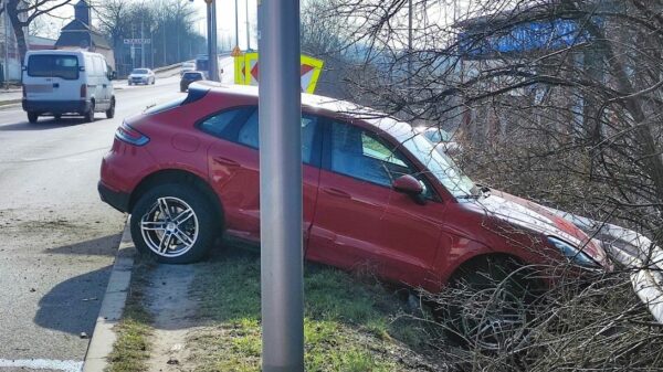 Zderzenie dwóch aut w Opolu. Porsche zakończyło jazdę na barierkach.(Zdjęcia)