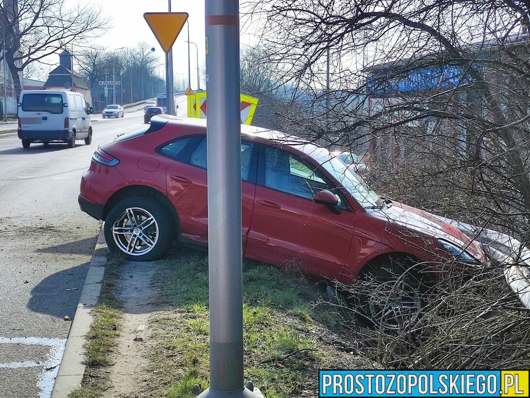 Zderzenie dwóch aut w Opolu. Porsche zakończyło jazdę na barierkach.(Zdjęcia)