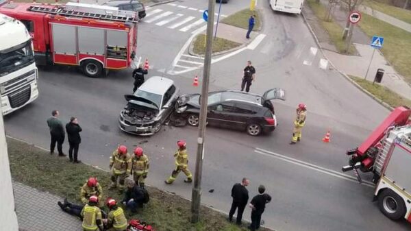 Zderzenie dwóch samochodów na skrzyżowaniu w Brzegu.