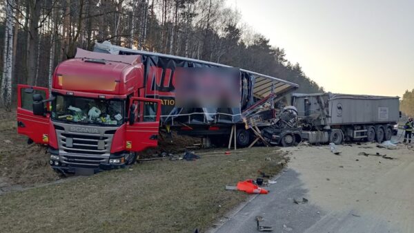 Wypadek na autostradzie A4 na 227 km kierunek Wrocław. Doszło tam do zderzenia dwóch ciężarówek.(Zdjęcia)