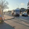 Zderzenie ciężarówki z osobówką w Opolu. Dwie osoby zakleszczone w pojeździe. (Zdjęcia)