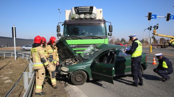 Kierująca oplem wjechała pod ciężarówkę na obwodnicy Opola.(Zdjęcia)