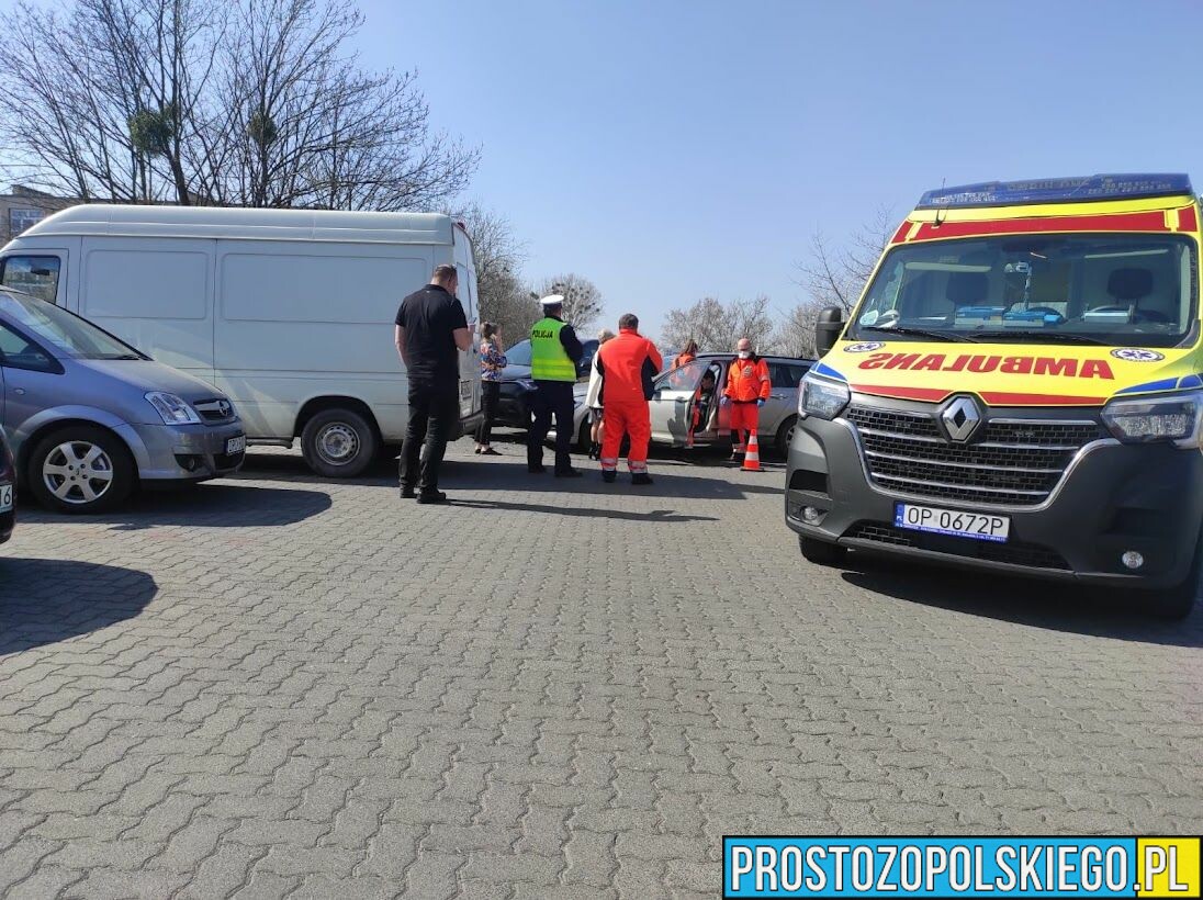 Zderzenie dwóch pojazdów przy szkolnym parkingu w Opolu. Jedna osoba zabrana do szpitala. (Zdjęcia)