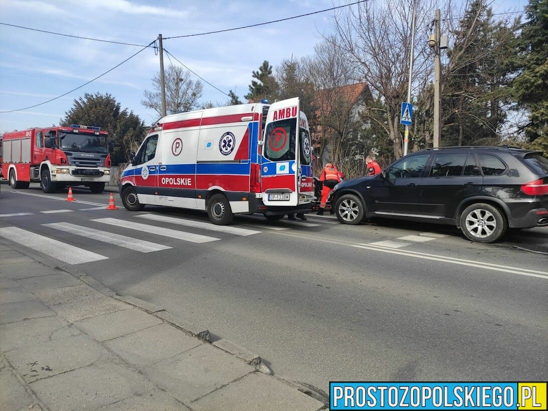 Kierujący bmw najechał na tył volkswagena na ul. Częstochowskiej w Opolu. Potrącony został 52-letni mężczyzna na przejściu dla pieszych.(Zdjęcia)