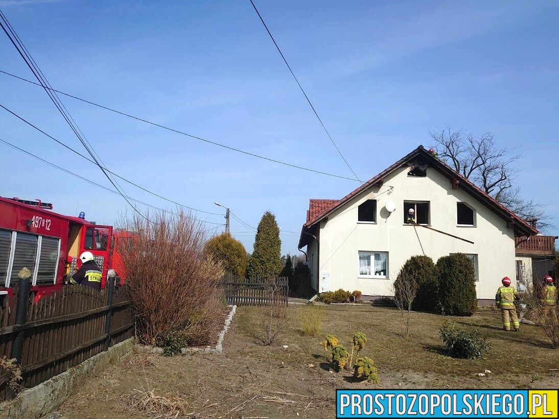 Pożar poddasza w domu jednorodzinnego w Warmątowicach w powiecie strzeleckim.(Zdjęcia)
