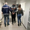 Policjanci z Lewina Brzeskiego zatrzymali 25-latka za włamanie do drogerii. Mężczyźnie grozi 10 lat więzienia.