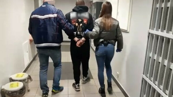 Policjanci z Lewina Brzeskiego zatrzymali 25-latka za włamanie do drogerii. Mężczyźnie grozi 10 lat więzienia.