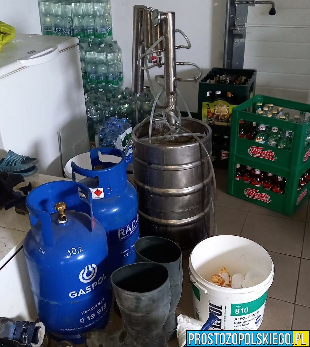 Policjanci zatrzymali 28-latka za produkcje nielegalnego alkoholu w jednej spod opolskich miejscowości. (Zdjęcia)