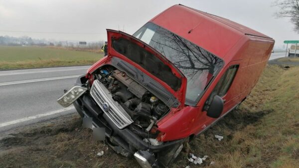 Bus wjechał do rowu na DK46 Niemodlin-Nysa w miejscowości Grabin.(Zdjęcia)