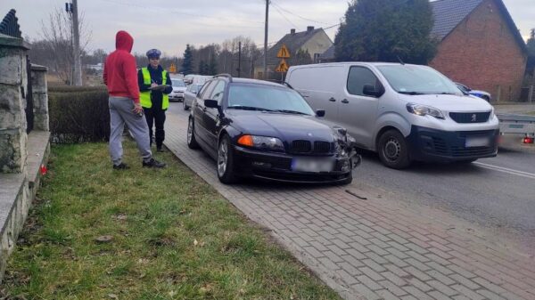 Kierujący bmw wjechał w radiowóz w Prószkowie koło Opola.(Zdjęcia)