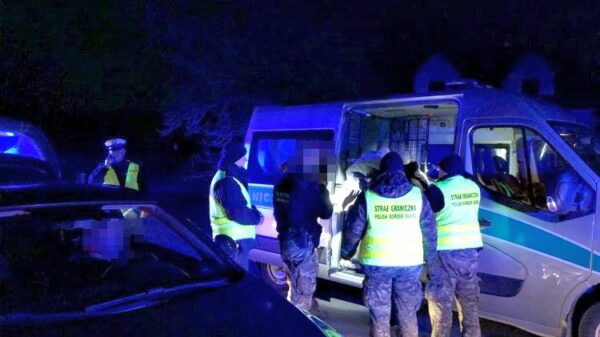 Policjanci zatrzymali 23-latka z Ukrainy ,który przewoził 4 obywateli Syrii nielegalnie przebywających na terenie Polski.(Zdjęcia)