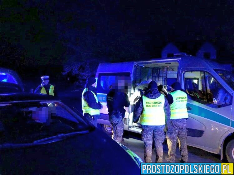 Policjanci zatrzymali 23-latka z Ukrainy ,który przewoził 4 obywateli Syrii nielegalnie przebywających na terenie Polski.(Zdjęcia)