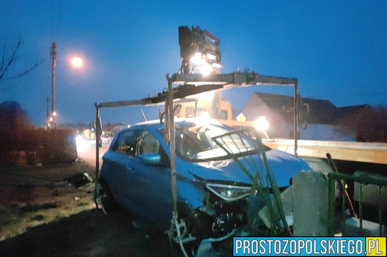 Młoda kobieta straciła panowanie nad pojazdem i wjechała w ogrodzenie w Lędzinach .(Zdjęcia)