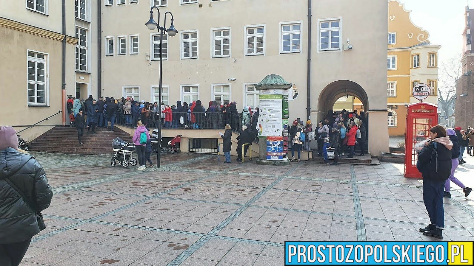 Ruszyła akcja nadawania uchodźcom z Ukrainy numerów PESEL. Ogromne kolejki koło opolskiego Ratusza.(Zdjęcia)