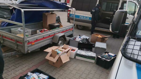 Policjanci z Opola zatrzymali 3 osoby kradnące dary dla uchodźców.(Zdjęcia)