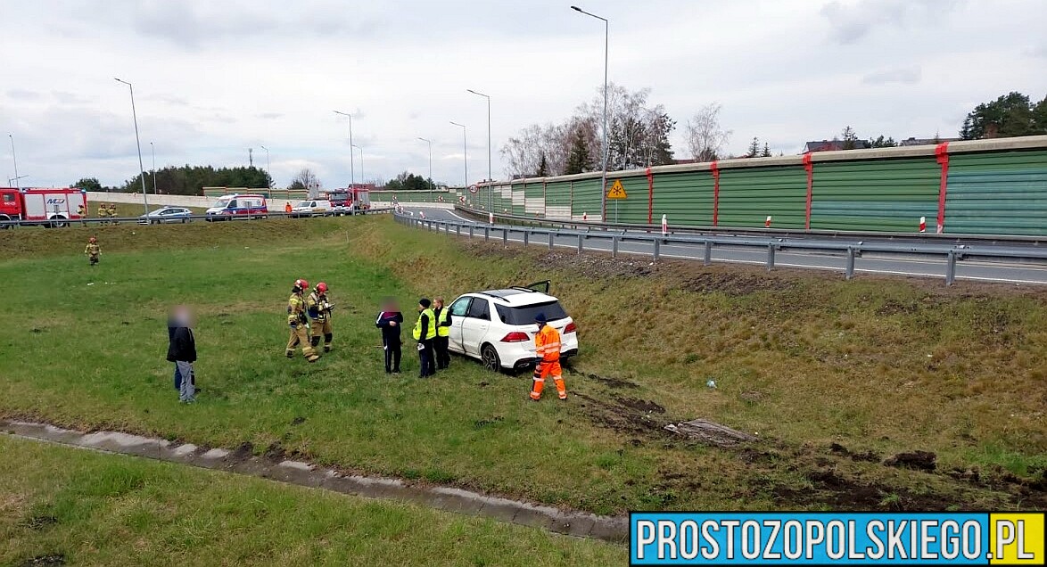 Mercedes wyleciał z autostrady 252 km w kierunku Wrocławia. Jedna osoba została poszkodowana(Zdjęcia)