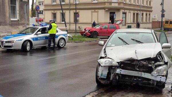 Zderzenie dwóch aut w Brzegu. Autami kierowali seniorzy.(Zdjęcia)