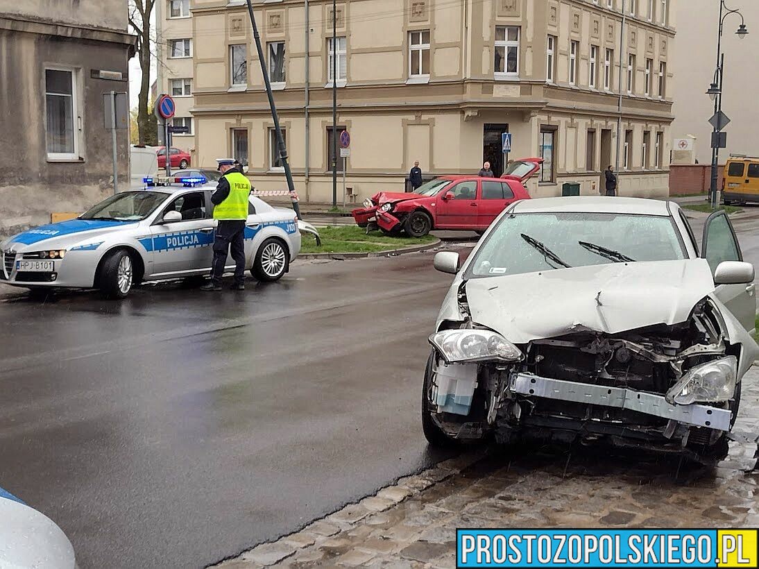 Zderzenie dwóch aut w Brzegu. Autami kierowali seniorzy.(Zdjęcia)