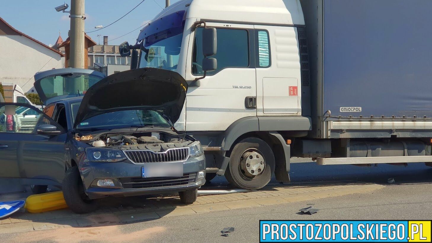 Wypadek na DK94 w miejscowości IZBICKO. Doszło tam do zderzenia ciężarówki ze skodą.