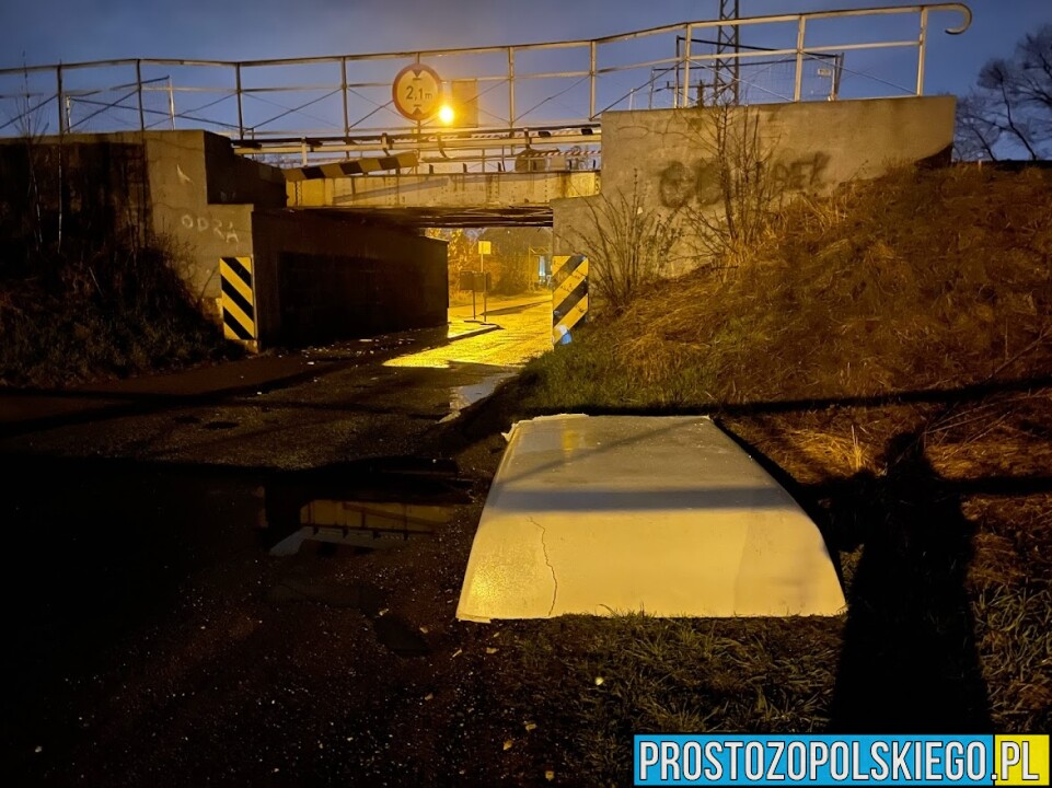 Kolejny kierowca wysokiego auta nie zmieścił się pod wiaduktem kolejowym na ul. Krapkowicej w Opolu.(Zdjęcia&Wideo)
