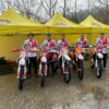 Patrycja Komko i Patryk Kuleszo z reprezentowali nasz kraj w drugiej rundzie Mistrzostw Europy Enduro. Zawody rozegrane w węgierskiej miejscowości Tamási zgromadziły na starcie blisko 100 motocyklistów i odbywały się w trudnych warunkach pogodowych. Kuleszo oprócz przeciwników zmagał się z przeziębieniem, które go dopadło, co nie pomagało w jeździe, a szczególnie przeszkadzało podczas pokonywania prób terenowych enduro, cross i extreme. W pierwszym dniu imprezy podróżując motocyklem Husqvarna 250 4T starał się dotrzymać kroku rywalom, ale ostatecznie uplasował się na 6. miejscu w klasie E1. Nazajutrz zmęczenie organizmu dało o sobie znać, co odbiło się na uzyskanym wyniku, bowiem został sklasyfikowany na 8. pozycji. Patryk, pomimo słabszego występu, po rozegranych rundach we Włoszech i na Węgrzech zajmuje wysoką 4. lokatę i ma realne szanse na mistrzowskie podium. Natomiast Patrycja Komko pierwszy dzień zmagań w klasie Woman zakończyła z szóstym czasem, z czego sama była zadowolona. W niedzielę organizatorzy skrócili czas przejazdu jednego okrążenia. Nasza zawodniczka jadąca motocyklem Sherco zameldowała się na pierwszym punkcie kontroli czasu z 11-minutową stratą czasową, a ponieważ warunki na trasie pogarszały się uznała, że nie zdoła zmieścić się w regulaminowym limicie i dlatego postanowiła nie kontynuować dalszej jazdy. Komko w klasyfikacji rocznej na półmetku rozgrywek zajmuje 7. lokatę. W polskiej ekipie brylował debiutant Gabriel Chętnicki – zwycięzca klasy J2, a dobry wynik uzyskał także Dawid Babicz, który był trzeci w klasie E1. Kolejna runda zostanie rozegrana w ostatni weekend lipca na północy Europy w fińskim Sipoo. Z kolei Tomasz Wikowicz na poligonie w Drawsku Pomorskim udanie rozpoczął sezon Mistrzostw Polski w rajdach Baja. Reprezentant opolskiego klubu podróżujący motocyklem KTM EXC450, podczas przemierzania dwóch odcinków specjalnych o łącznej długości 226,2 km legitymował się drugim czasem przejazdu, co zapewniło jemu miejsce na drugim stopniu podium. Zwyciężył Maciej Giemza (Husqvarna FR450 Rally) z Orlen Teamu. Mistrzowskie zmagania będą kontynuowane w połowie maja na poligonie Borne Sulinowo. W zawodach motocrossowych inaugurujących tegoroczne rozgrywki Mistrzostw Polski skutecznie ścigał się Arkadiusz Mirecki. Na torze w Kowali koło Kielc w zimowej scenerii wystartowało 140 motocyklistów. Arek był najlepszy w dwóch wyścigach klasy Masters 50+, dzięki czemu stanął na najwyższym stopniu podium. Jednocześnie został sklasyfikowany w klasie Masters w na 7. miejscu, gdzie prym wiedli utytułowani szoferzy - zwycięzca Maciej Zdunek (CAMK Człuchów) oraz bracia Kędzierscy, Karol i Łukasz (obaj MX Lipno). Drugi z reprezentantów HAWI RT Mateusz Mirecki borykał się z problemami związanymi z doborem odpowiednich ustawień zawieszenia w swoim KTM-ie i w wyścigach w dwóch klasach MX2 Junior oraz MX zajmował odpowiednio pozycje 16. i 13., co dało jemu 14. miejsce w zawodach. Triumfował Erlandas Mackonis (MX Lipno). Kolejna runda zostanie rozegrana 7 i 8 maja w Dąbrowie Górniczej. W popularnych zawodach Piknik Cross Country w Siedlęcinie udany start zaliczył Jakub Strzelczyk, który dzięki skutecznej jeździe zwyciężył dwugodzinny wyścig w klasie Profi. Najbliższą ważną imprezą dla motocyklistów HAWI Racing Team będzie udział w Mistrzostwach Polski i Pucharze Polski w enduro, które odbędą się w dniach 23 i 24 kwietnia w Chełmnie. Zdjęcia: PZM, Maciej Brawata, Nuka Nuka, X-cross, Tomek Raczyński Jelonka.com, Portal 24jgora.pl oraz archiwum klubowe.