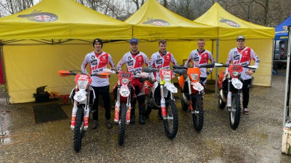 Patrycja Komko i Patryk Kuleszo z reprezentowali nasz kraj w drugiej rundzie Mistrzostw Europy Enduro. Zawody rozegrane w węgierskiej miejscowości Tamási zgromadziły na starcie blisko 100 motocyklistów i odbywały się w trudnych warunkach pogodowych. Kuleszo oprócz przeciwników zmagał się z przeziębieniem, które go dopadło, co nie pomagało w jeździe, a szczególnie przeszkadzało podczas pokonywania prób terenowych enduro, cross i extreme. W pierwszym dniu imprezy podróżując motocyklem Husqvarna 250 4T starał się dotrzymać kroku rywalom, ale ostatecznie uplasował się na 6. miejscu w klasie E1. Nazajutrz zmęczenie organizmu dało o sobie znać, co odbiło się na uzyskanym wyniku, bowiem został sklasyfikowany na 8. pozycji. Patryk, pomimo słabszego występu, po rozegranych rundach we Włoszech i na Węgrzech zajmuje wysoką 4. lokatę i ma realne szanse na mistrzowskie podium. Natomiast Patrycja Komko pierwszy dzień zmagań w klasie Woman zakończyła z szóstym czasem, z czego sama była zadowolona. W niedzielę organizatorzy skrócili czas przejazdu jednego okrążenia. Nasza zawodniczka jadąca motocyklem Sherco zameldowała się na pierwszym punkcie kontroli czasu z 11-minutową stratą czasową, a ponieważ warunki na trasie pogarszały się uznała, że nie zdoła zmieścić się w regulaminowym limicie i dlatego postanowiła nie kontynuować dalszej jazdy. Komko w klasyfikacji rocznej na półmetku rozgrywek zajmuje 7. lokatę. W polskiej ekipie brylował debiutant Gabriel Chętnicki – zwycięzca klasy J2, a dobry wynik uzyskał także Dawid Babicz, który był trzeci w klasie E1. Kolejna runda zostanie rozegrana w ostatni weekend lipca na północy Europy w fińskim Sipoo. Z kolei Tomasz Wikowicz na poligonie w Drawsku Pomorskim udanie rozpoczął sezon Mistrzostw Polski w rajdach Baja. Reprezentant opolskiego klubu podróżujący motocyklem KTM EXC450, podczas przemierzania dwóch odcinków specjalnych o łącznej długości 226,2 km legitymował się drugim czasem przejazdu, co zapewniło jemu miejsce na drugim stopniu podium. Zwyciężył Maciej Giemza (Husqvarna FR450 Rally) z Orlen Teamu. Mistrzowskie zmagania będą kontynuowane w połowie maja na poligonie Borne Sulinowo. W zawodach motocrossowych inaugurujących tegoroczne rozgrywki Mistrzostw Polski skutecznie ścigał się Arkadiusz Mirecki. Na torze w Kowali koło Kielc w zimowej scenerii wystartowało 140 motocyklistów. Arek był najlepszy w dwóch wyścigach klasy Masters 50+, dzięki czemu stanął na najwyższym stopniu podium. Jednocześnie został sklasyfikowany w klasie Masters w na 7. miejscu, gdzie prym wiedli utytułowani szoferzy - zwycięzca Maciej Zdunek (CAMK Człuchów) oraz bracia Kędzierscy, Karol i Łukasz (obaj MX Lipno). Drugi z reprezentantów HAWI RT Mateusz Mirecki borykał się z problemami związanymi z doborem odpowiednich ustawień zawieszenia w swoim KTM-ie i w wyścigach w dwóch klasach MX2 Junior oraz MX zajmował odpowiednio pozycje 16. i 13., co dało jemu 14. miejsce w zawodach. Triumfował Erlandas Mackonis (MX Lipno). Kolejna runda zostanie rozegrana 7 i 8 maja w Dąbrowie Górniczej. W popularnych zawodach Piknik Cross Country w Siedlęcinie udany start zaliczył Jakub Strzelczyk, który dzięki skutecznej jeździe zwyciężył dwugodzinny wyścig w klasie Profi. Najbliższą ważną imprezą dla motocyklistów HAWI Racing Team będzie udział w Mistrzostwach Polski i Pucharze Polski w enduro, które odbędą się w dniach 23 i 24 kwietnia w Chełmnie. Zdjęcia: PZM, Maciej Brawata, Nuka Nuka, X-cross, Tomek Raczyński Jelonka.com, Portal 24jgora.pl oraz archiwum klubowe.