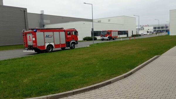 Pożar w fabryce w Skarbimierzu-Osiedle.Na miejscu trzy zastępy straży.